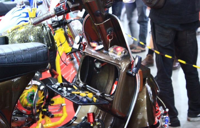 Banyak aksesoris fungsional terpasang pada motor milik pria Asal Bandung ini