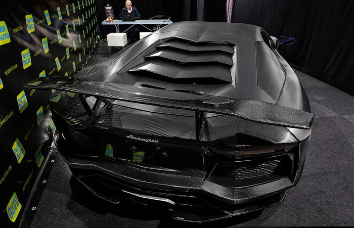 Lamborghini Aventador full body sticker motif serat karbon