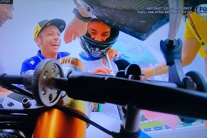 Valentino Rossi dan Franco Mobidelli setelah finish balapan Moto2 Malaysia