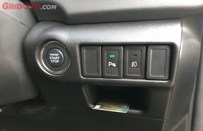 Dilengkapi tombol start mesin dan sensor parkir