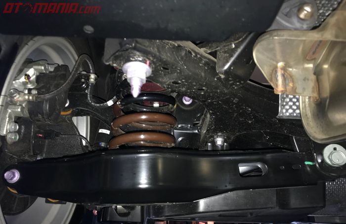 Suspensi double wishbone di roda belakang Toyota C-HR