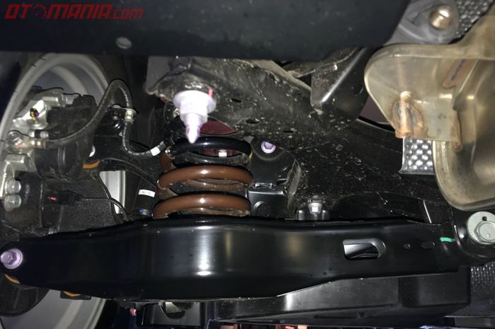 Suspensi double wishbone di roda belakang Toyota C-HR