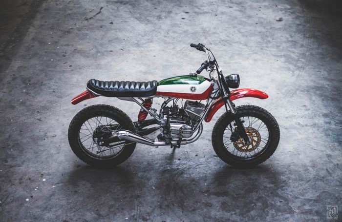 Yamaha RX 100 bergaya scrambler