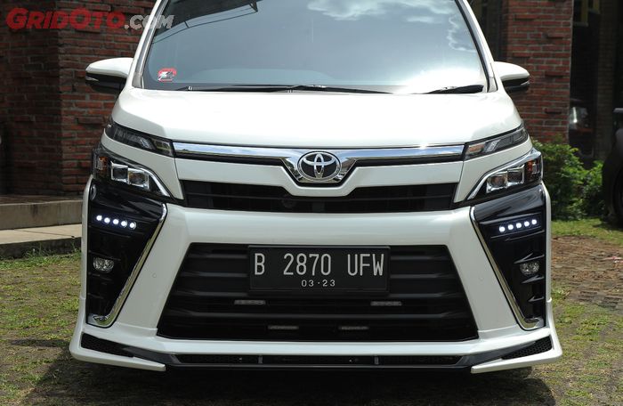 Toyota Voxy dengan body kit add on Admiration