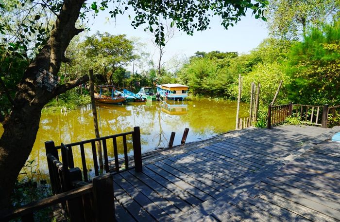 Tempat bersandar perahu, pengunjung bisa naik dan berkeliling dengan jarak sekitar 5 km selama 15 menit.