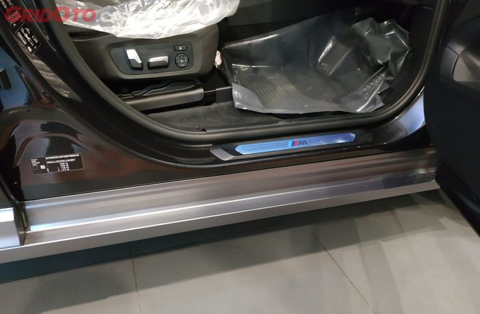 Sil Plate dan Side Skirt BMW X4 Dengan Nuansa Warna Abu-Abu