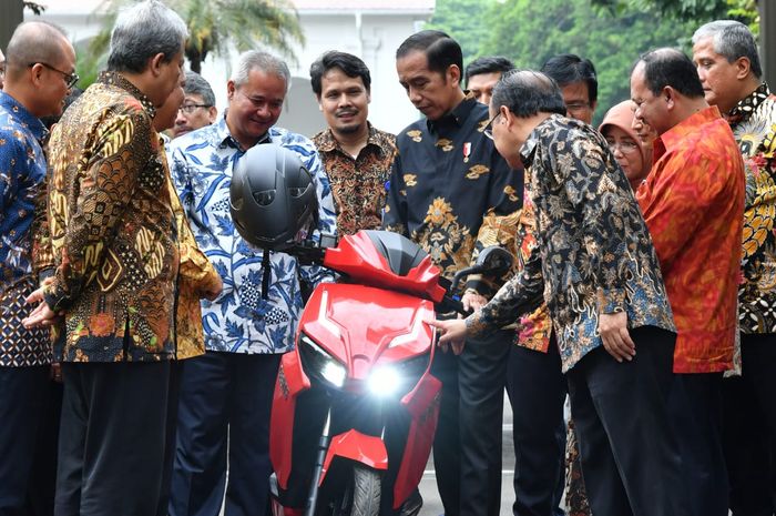Presiden Jokowi jajal Motor Listrik Gesits di Istana