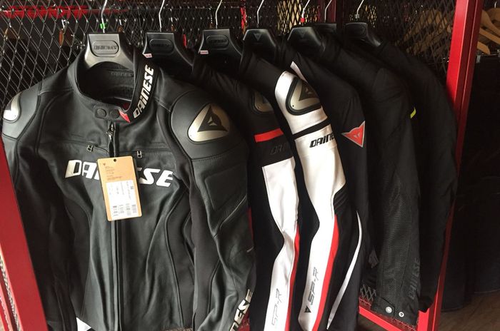 Jaket, sarung tangan dan celana di RC Motogarage sodorkan 3 brand kondang, Dainesa, Alpinestars dan Komine