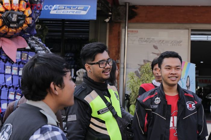 Rider dari komunitas siap mengantar rombongan MAXI YAMAHA Tour de Indonesia