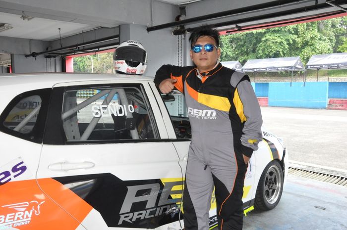 Sendi andalkan dua mobil saat balap turing