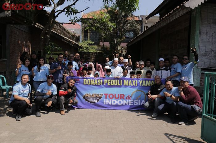 Tim MAXI YAMAHA Tour de Indonesia memberikan donasi ke panti asuhan