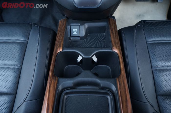 Konsol tengah CR-V tersedia banyak tempat penyimpanan