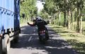 Jangan Nekat, Ini Cara Aman Menyalip Truk Atau Bus Pakai Motor Menurut Ahli
