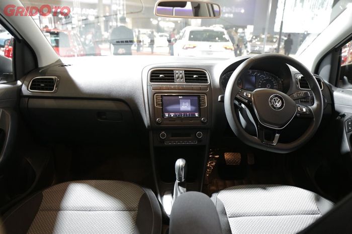 Hanya penambahan headunit layar sentuh di interior VW Polo VRS