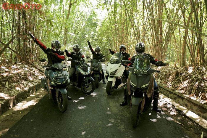 Rider MAXI YAMAHA Tour de Indonesia menyempatkan foto di hutan bambu di Bangli