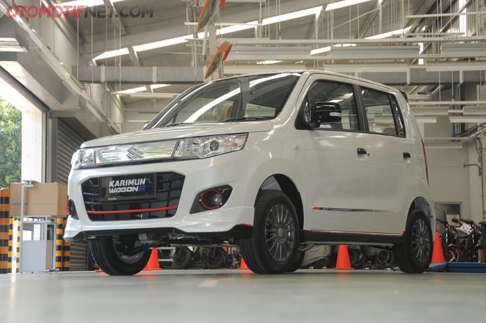 Suzuki Karimun Wagon R 50th Anniversary Edition. Ornamen merah di dekat bumper bikin tampilan lebih sporti