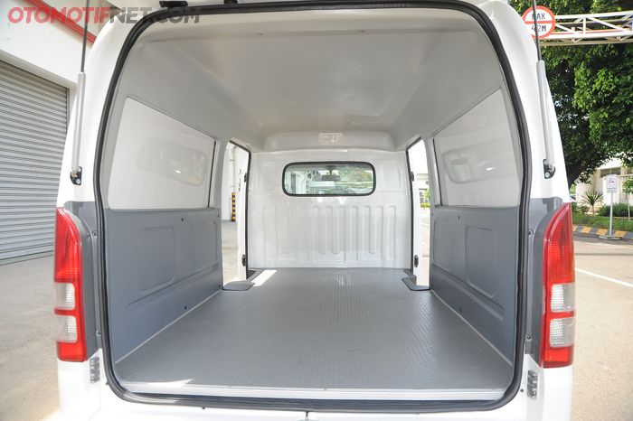Suzuki New Carry Blind Van. Ruang kargo besar. Muat motor nih