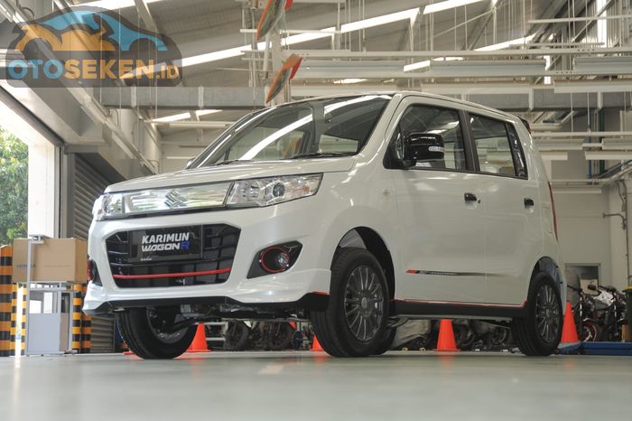 Suzuki Karimun Wagon R 50th Anniversary Edition. Ornamen merah di dekat bumper bikin tampilan lebih sporti