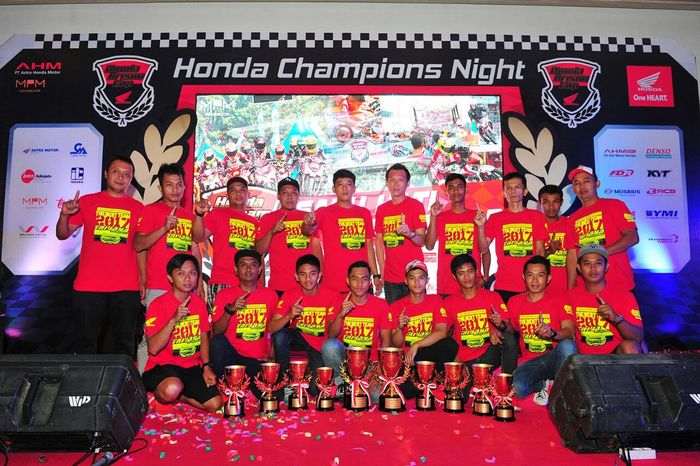 Tim Honda Daya Trijaya Racing Team merayakan kemenangannya pada Honda Champions Night&nbsp;