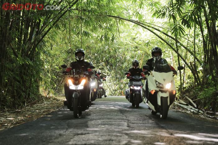 Rider MAXI YAMAHA Tour de Indonesia tengah melewati hutan bambu di kabupaten Bangli