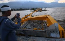 Berita Foto: Pasca Gempa dan Tsunami di Sulawesi Tengah, Toyota Kijang Nyangkut Hingga Warga Gotong Motor
