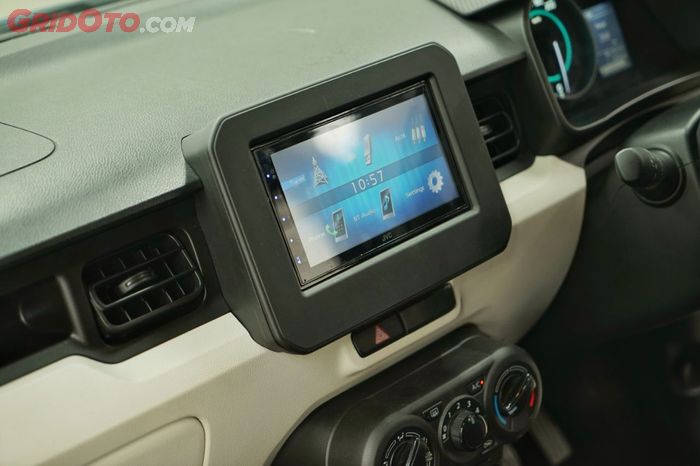 Head unit pada Suzuki Ignis SE sudah gunakan model touch screen