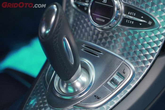 Untuk transmisinya Bugatti Veyron 16.4 dibekali transmisi otomatis 7 percepatan dual-clutch