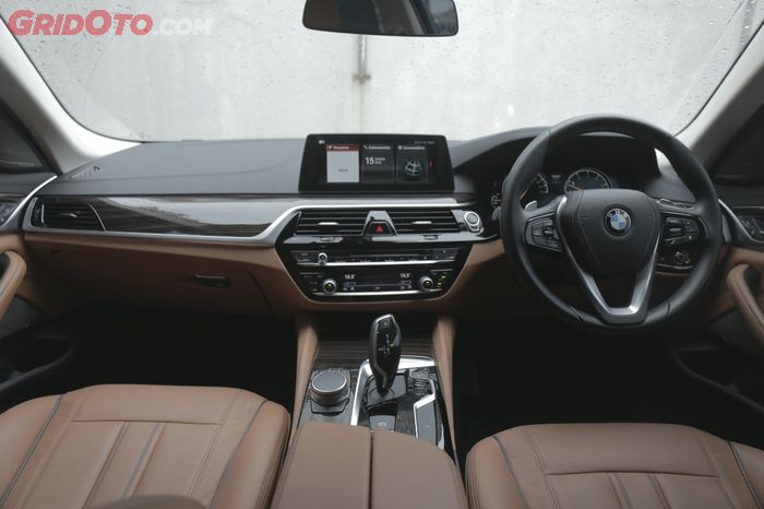 Interior BMW 530i Luxury Line mirip dengan seri 7