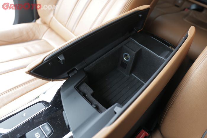 Konsol box yang cukup besar di BMW 530i Luxury Line