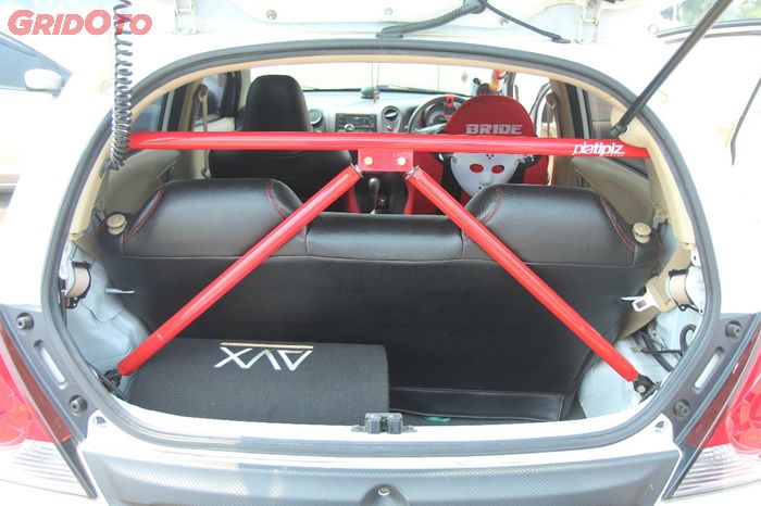 roll bar 4 titik ikut memperkuat kabin