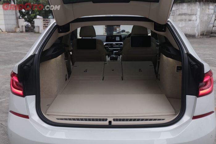 Ruang kargo BMW 630i GT Luxury Line bisa menampung hingga 1.800 liter