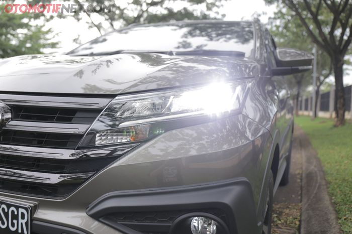 Lampu Utama Toyota Rush TRD Sportivo AT menggunakan LED dan dilengkapi fitur Auto Headlamp