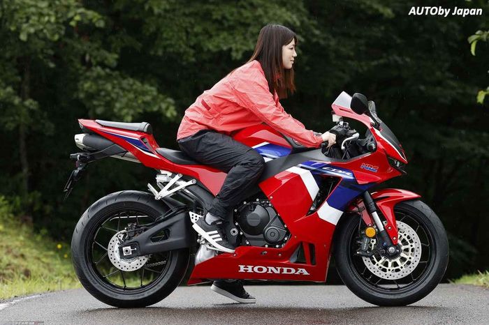 Posisi saat Honda CBR600RR 2021 dinaiki oleh rider perempuan Jepang, tinggi ya? Jinjit!