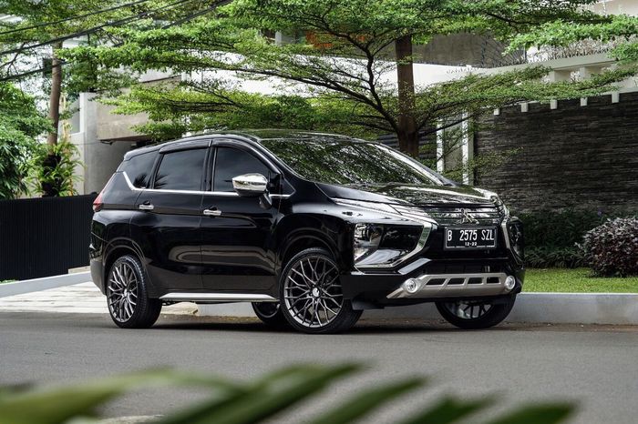 Mitsubishi Xpander dengan kelir Diamond Black Mica