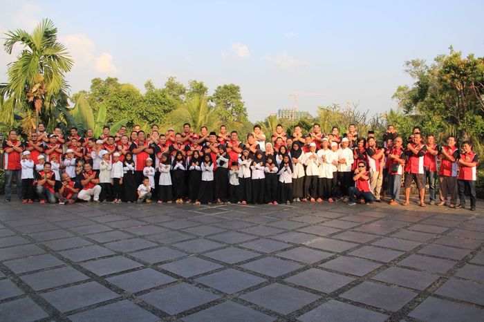 Jajaran anggota komunitas Mitsubishi Xpander, X-MOC, berfoto bersama anak yati dari panti asuhan Al Mukhlisin
