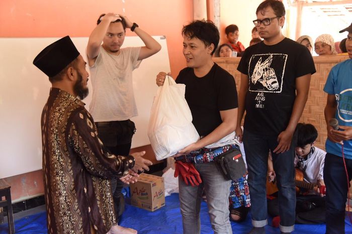 Motorbaik Indonesia memberikan bantuan ke Dusun Pandanan