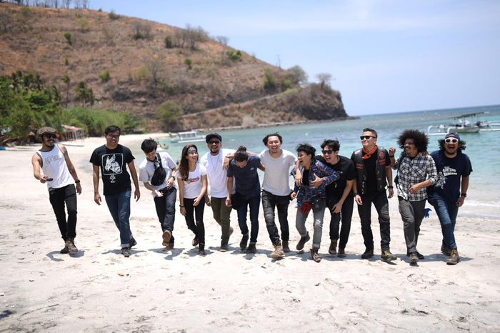 Para rider Motorbaik Indonesia mengeksporasi pantai Gili Trawangan