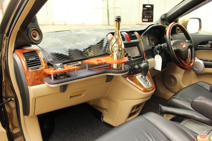 Penambahan woodpanel di setir dan mini bar bikin interior makin elegan