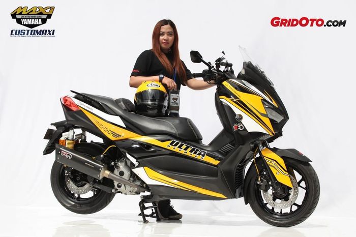 Desy Cahyaningrum  hobi touring dengan XMAX