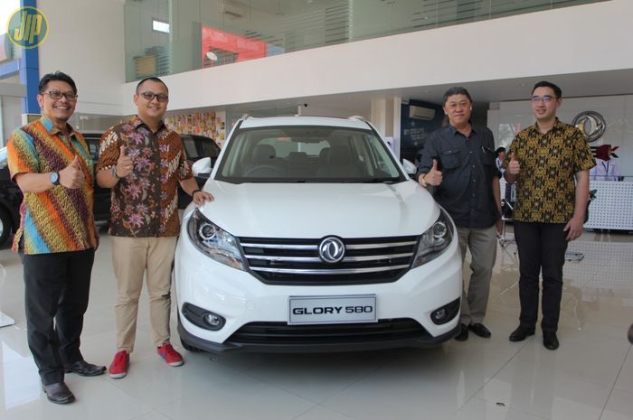 Jajaran direksi PT. Sokonindo Automobile dan PT. Auto Indo Utama saat peresmian dealer DFSK Makassar