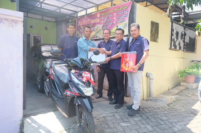 Pemberian hadiah pada konsumen terpilih dari Astra Motor Jateng