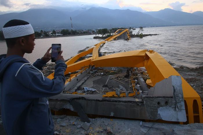 Kondisi jembatan kuning di pantai Talise