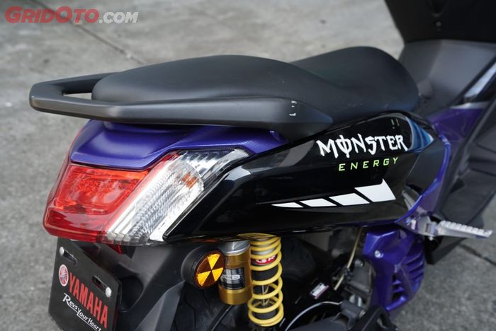 grafis kotak-kotak khas Yamaha Racing terpampang di bodi belakang