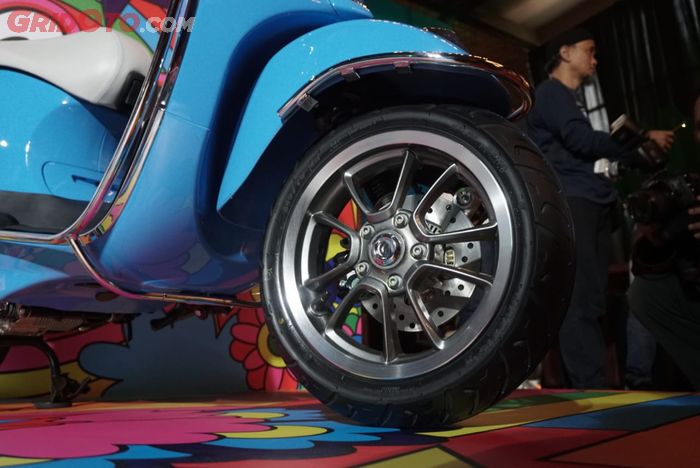 Detail roda depan Vespa Primavera 50th Anniversary