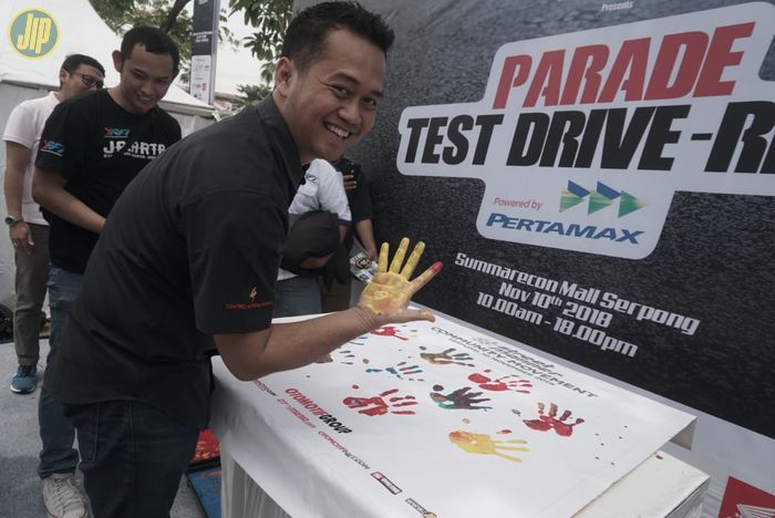 Peserta Deklarasi Street Manners ikut membubuhi cap tangan