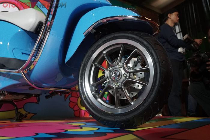 Detail roda depan Vespa Primavera 50th Anniversary