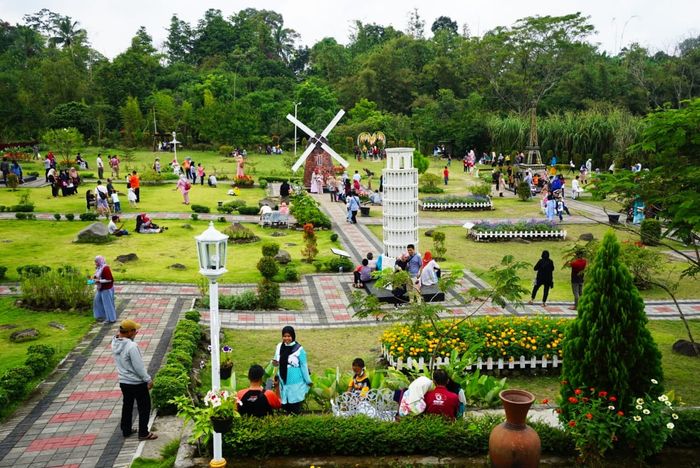 Merapi Park, taman dengan miniatur ikon kota - kota terkenal dunia