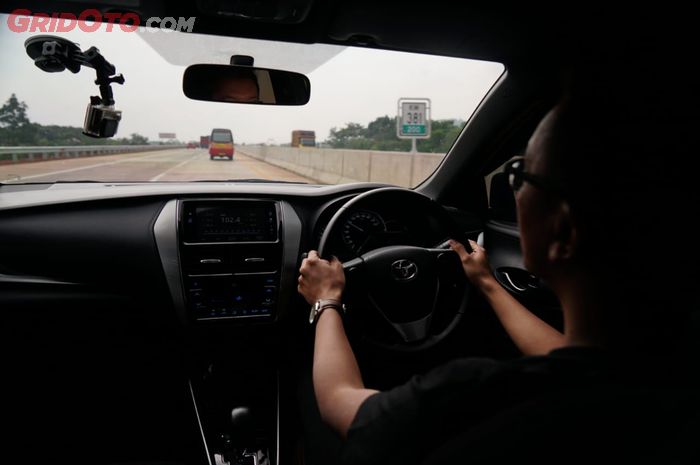 Tim GridOto sedang mengemudi di Ekspedisi Tol Trans Jawa