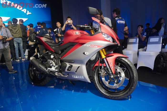 Ada tiga warna pilihan pada Yamaha R25 dan Re3 versi 2019