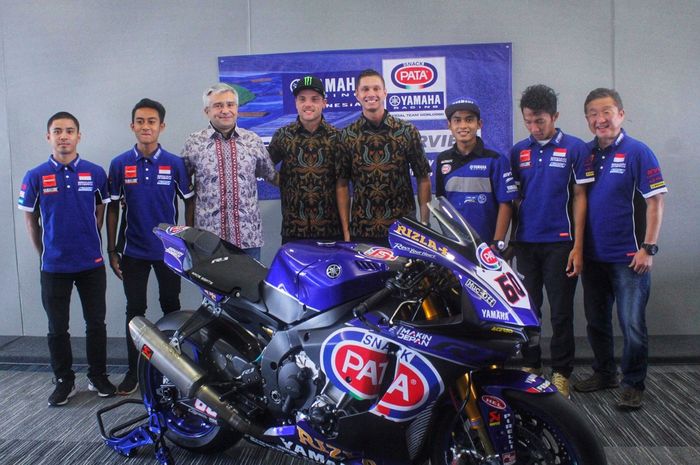 Michael van der Mark, Alex Lowes dan Andrea Dosoli menggunakan batik untuk berfoto bersama